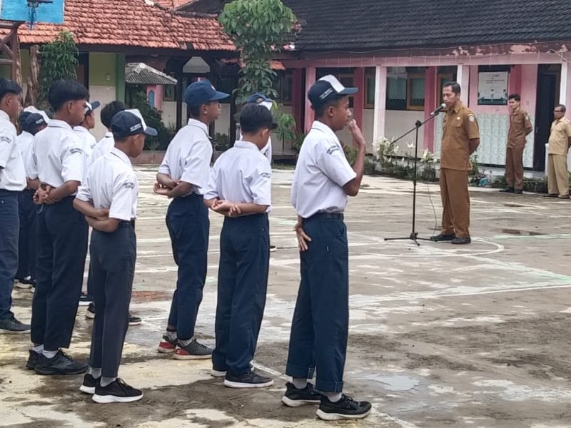 Kegiatan upacara setiap hari senin  yang di ikuti siswa siswi dan guru beserta TU di SMPN 1 Bungatan